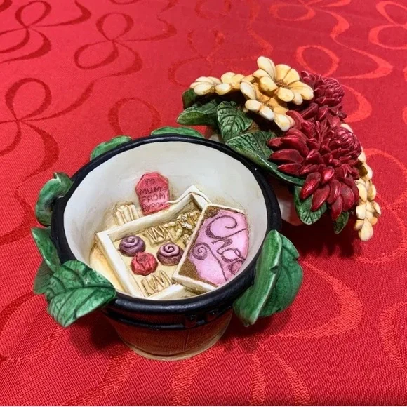 Mother’s Day Bouquet Harmony Kingdom Garden - Picture 5 of 9